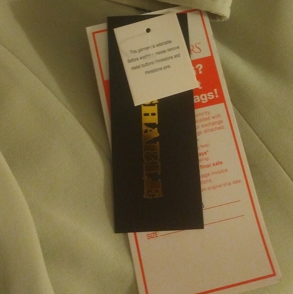 Beautiful avocado green blazer adorned with gorgeous broche - Picture 5 of 7